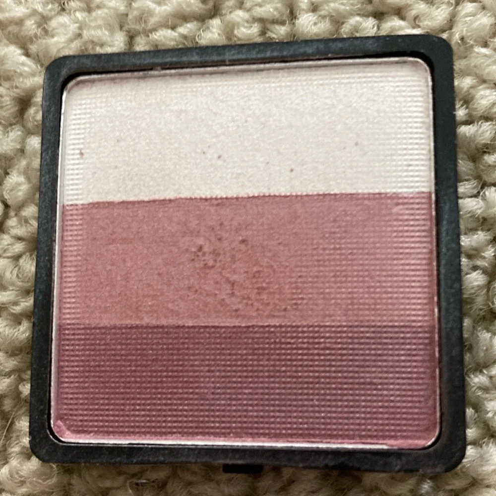 The Color Institute Pressed Powder Eyeshadow Like New Purple Cream Gradient